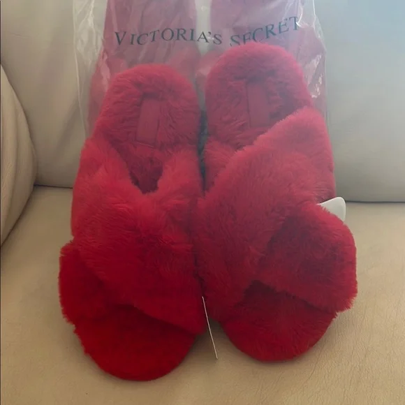 Red Plush Slippers NWT - Picture 1 of 4